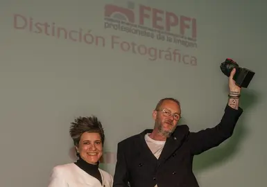 Marcos Rodriguez con Valeria Casina recllendo titulo da FEPFI
