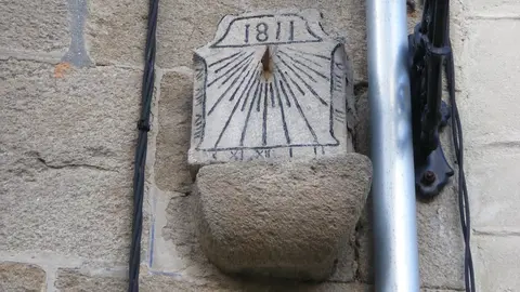 O reloxo de sol da calle ancha de Muros