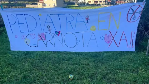 Pancarta familias de Carnota polo recorte pediatria