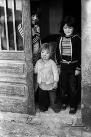 Luz e Antonio do Botica e Ana do Marto a la puerta de su casa en la aldea de Baiñas