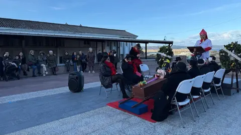 Pouca xente no Enterro do Cayetano de Laxe