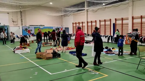 Un dos mercadillos Regalamos Todo de Balde de Alivava no IeS Lamas de Castelo de Carnota