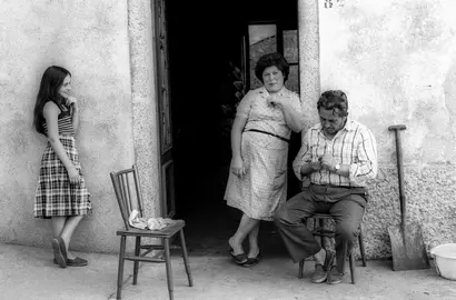 Maria Jose, Carmen y el Señor Jose do Firma delante de la puerta de su casa en la aldea de Baiñas