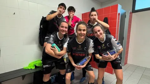 Xogadoras do Fisober dedicando a vitoria a Fran Toba