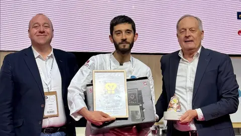 Victor Basanta do Restaurante Arrueiro de Laxe Premio Cocineiro Galego do Ano 2025