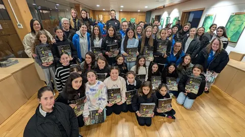 As familias da UD Cerqueda e Sporting Seaia cos edis de Malpica