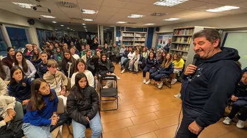 Presentacion do album de cromos futfemdacosta en Dumbria-Raul Gonzalez