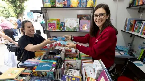 Eva Cameán, activista, feminista, presidenta de Senda Nova e libreira carballesa ao fronte de Clarión, na rúa Valle Inclán, en Carballo.