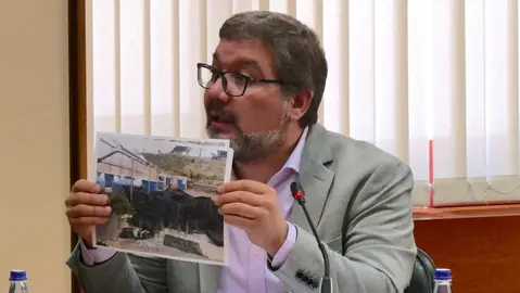 Oscar Insua no parlamento coas mariscadoras de Camarinas