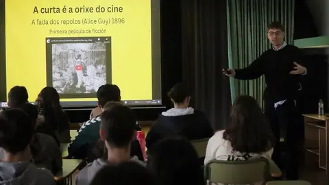 Alejandro Gandara levando os Premios Foucino ao ies-maximino-baio