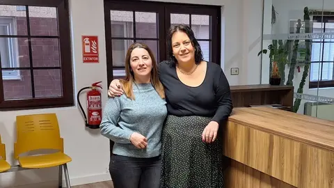 Rosario González Lema con Sandra Vilela concelleiras PP Muxia