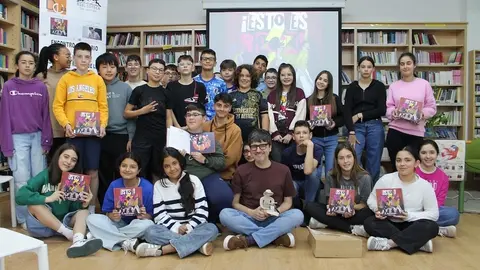 Javier Becerra no IES de Baio co libro Isto e Rock