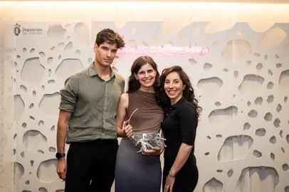 Laura Suarez no centro recollendo o premio Castelao