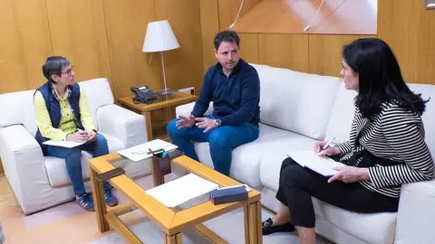 Alberto Pazos, Paula Prado e Paula Mouzo co representante do CSIF 02