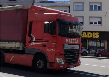 Un camion pasando polo centro da Laracha
