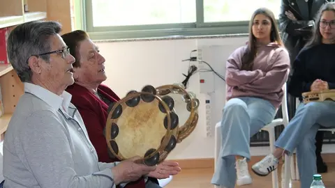 Lelucha e María, voces da nosa tradición popular no IES de Baio