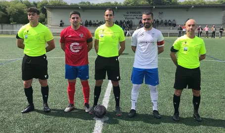 Capis de Porteno e Ponteceso co trio arbitral na Copa da Costa-Foto-Parker