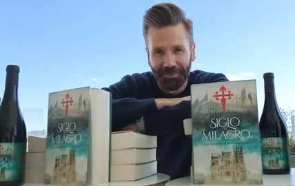 Rodrigo Costoya Foto Siglo Milagro horiz con vino 1