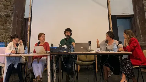 Tono Casais dirixindo un programa especial da radiONeriana capela do Pilar de Corcubion