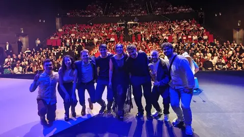 Paracetfolk recollendo o Premio de Artistas Emerxentes nos Premios Martin Codax 2025 1