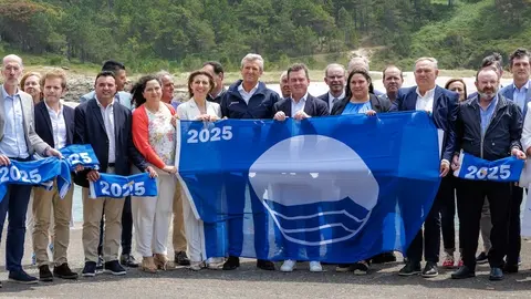 O presidente da Xunta, Alfonso Rueda, acompañado pola conselleira de Medio Ambiente e Cambio Climático, Ángeles Vázquez, participa no acto de entrega das Bandeiras Azuis 2025. Na (Praia de Balarés - Ponteceso), 04/06/25.