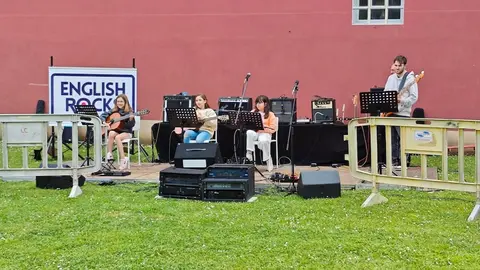 O alumnado do EnglishRocks amosou a súa arte musiqueira