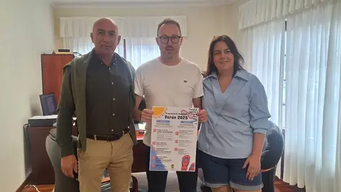 Alcalde e alcaldesa de Muxia con Fran Toba