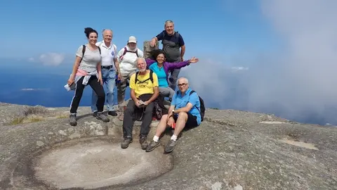 Unha das rutas guiadas ao Monte Pindo con Laura e Pepe do Fieiro