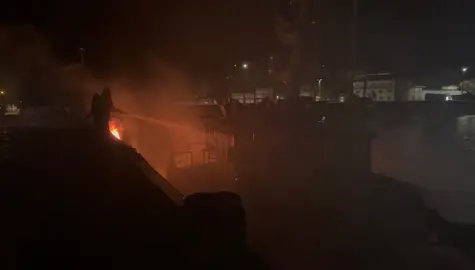 Incendio barco no porto de Brens