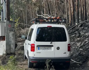 Furgoneta de Naturgy desbrozando a franxa de alta tension que provocou o incendio do Couto