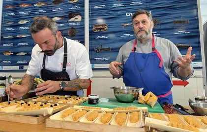 Iván Domínguez e Miguel Mosteiro durante un showcooking na lonxa de Laxe