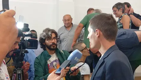 Luis Insua atendendo a prensa na mocion de investidura como alcalde de Fisterra