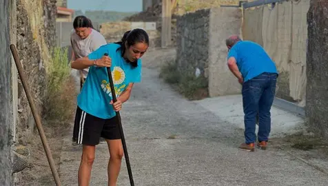 A vecinanza do Couto e as monitoras da Escola de Veran engalando O Couto para o Festiletras