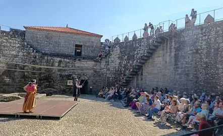 Imaxe dunha visita teatralizada no Castelo de Vimianzo