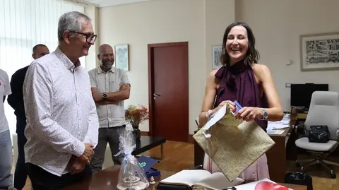 Veronica Bolon co alcalde de Carballo