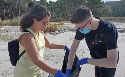 Usuarios de Integro recollendo lixo plastico para Diversiplas