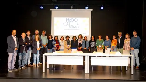 O presidenta da RAG e o alcalde de Rois (1º e 2º esquerda) na foto de familia coas persoas asistentes á xornada