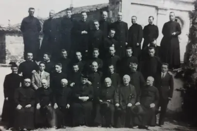 fotografía dos anos corenta do século pasado co clero da zona de Bergantiños ante a igrexa de Sofán, nunha celebración tributada en homenaxe a don Antonio Carracedo