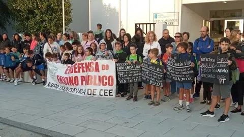 Concentracion CEIP Vila de Cee conta os recortes 2