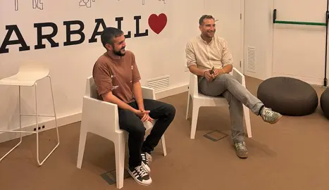 O arquitecto David Río e o concelleiro de Carballo Juan Seoane