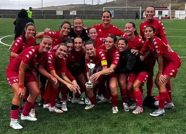 O Muxia FEM levando o trofeo da Ria de finais de agosto