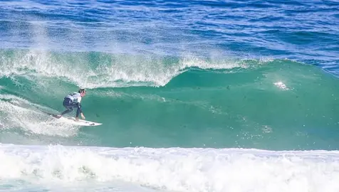 Francisco Ordonas nas ondas de razo. Foto @laurentmasurel : @wsl.qs