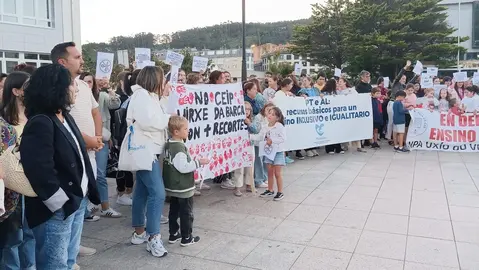 Concentracion contra os recortes ensino cee