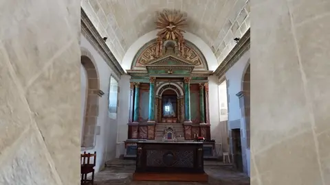 Foto do retablo do santuario dos Milagres de Caión