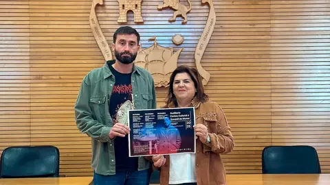 David Pastoriza tecnico de Cultura do Concello de Muros coa edil Caridad Gonzalez copia