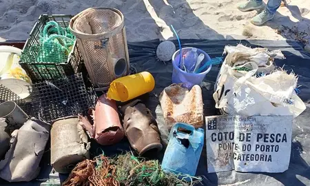 Lixo na Limpeza Praia do Lago Camarinas Mar de Fabula