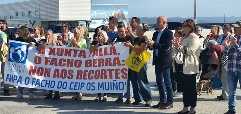 Representantes do PSOE-BNG-PP e IxMuxia na manifestacion contra os recortes no ensino