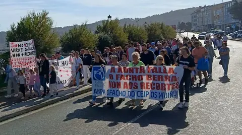 Manifestacion contra os recortes nos coles de Muxia