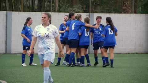 As xogadoras do EFJC Camarinas celebrando un gol en Zas