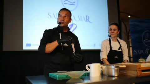 Álvaro Rodríguez e Paloma Riveiro no showcooking de Temporada de mar